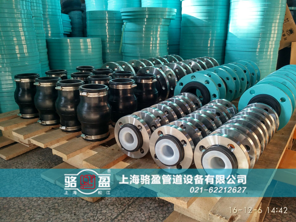 如何調整橡膠軟接頭試樣的位置以及初始長度？